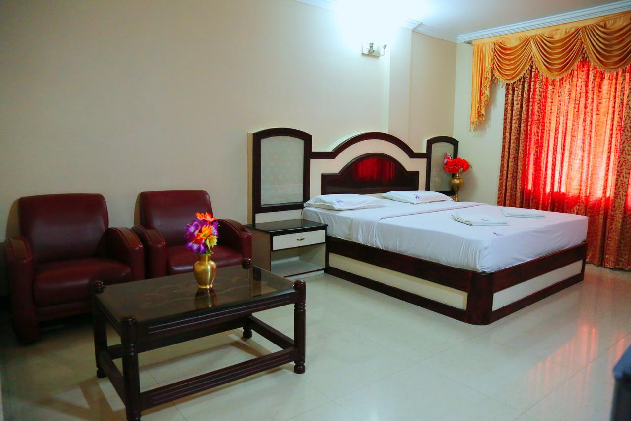 Hotel Vels Court Palani Exteriör bild