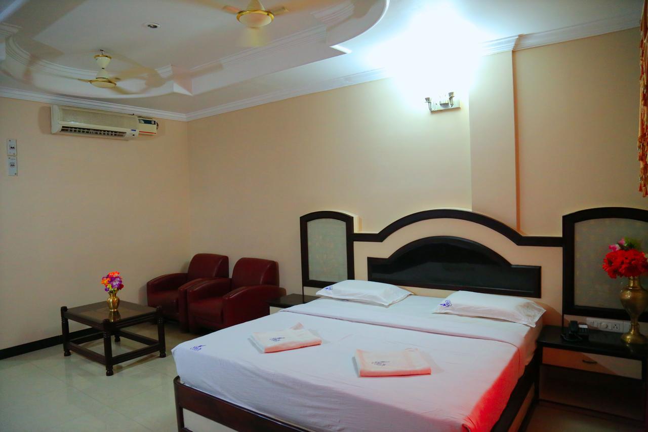Hotel Vels Court Palani Exteriör bild